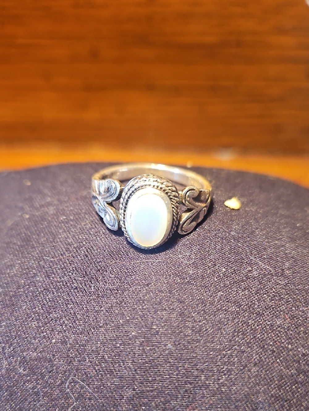 Vintage .925 Solid Sterling Silver Ring with Flat Oval Stone, Ornate Carving